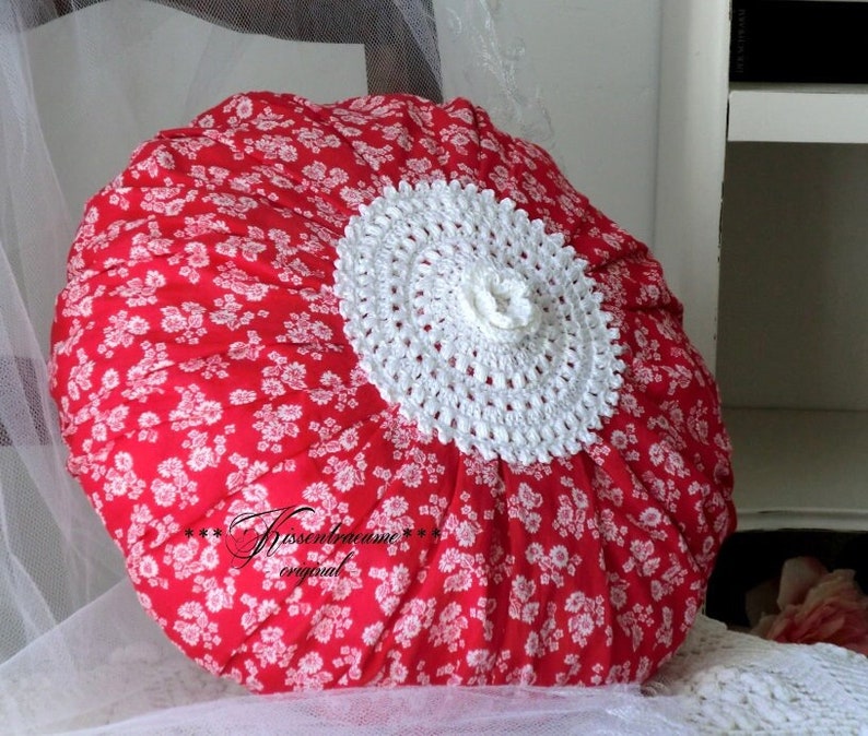 Vintage ruffle pillow, floral pillow, round pillow made of vintage farmhouse fabric with a floral pattern. image 1