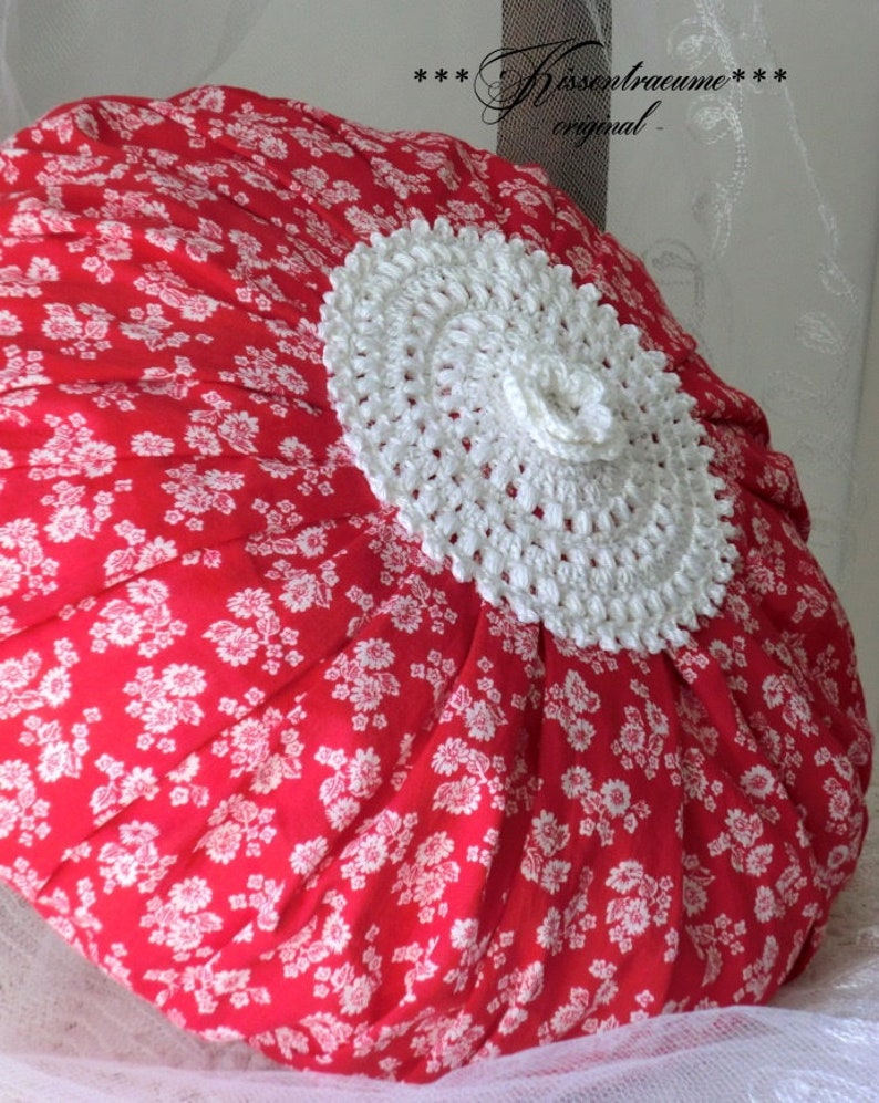 Vintage ruffle pillow, floral pillow, round pillow made of vintage farmhouse fabric with a floral pattern. image 2