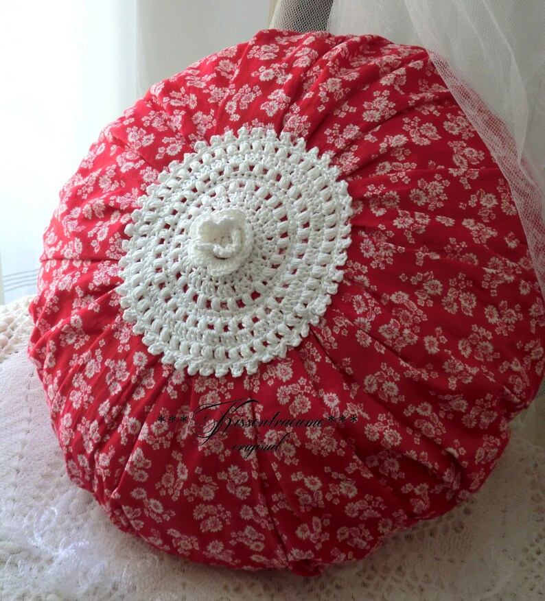 Vintage ruffle pillow, floral pillow, round pillow made of vintage farmhouse fabric with a floral pattern. image 9