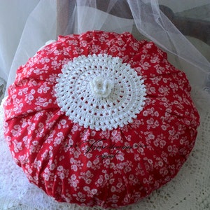 Vintage ruffle pillow, floral pillow, round pillow made of vintage farmhouse fabric with a floral pattern. image 7