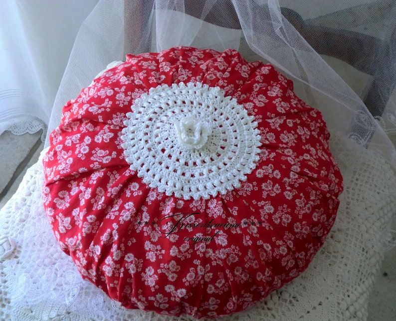 Vintage ruffle pillow, floral pillow, round pillow made of vintage farmhouse fabric with a floral pattern. image 7