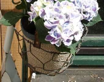 Old muzzle wire basket hanging basket hanging basket rust metal basket flower basket