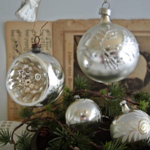 6 antike Weihnachtskugeln Glas Christbaumkugeln Ø 5 cm, beschneit, silber, mundgeblasen