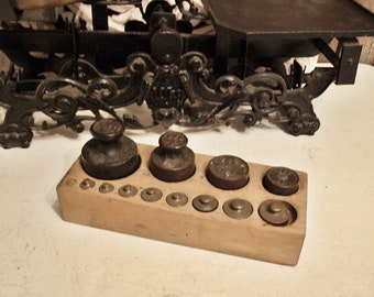 Great set of old weights in a wooden box, 12 pieces from 2 g - 1 kg, iron, cast iron, scales, merchant, market scales, antique, brocante