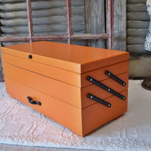 Old sewing box made of wood, jewelry box, sewing basket, box, wooden box, shabby vintage, brocante, storage