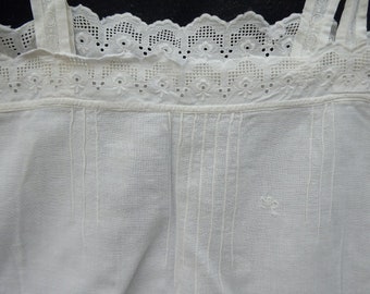 Linen shirt with biesen and laundry lace