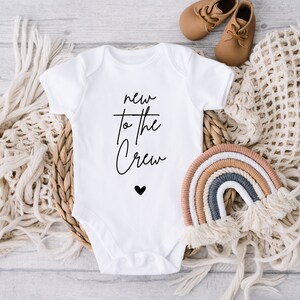 New to the Crew - Babybody Namensbody personalisierter Strampler Geschenk zur Geburt Baby Geburtsgeschenk Babyparty