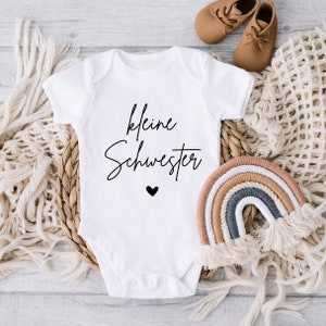 kleine Schwester Babybody Namensbody personalisierter Strampler Geschenk zur Geburt Namenstaufe Baby Geburtsgeschenk Babyparty Little Sister