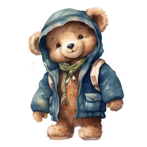 Könnte beinhalten: Aquarellillustration eines braunen Teddybären mit einer blauen Kapuzenjacke, einem grünen Schal und einem Rucksack. Der Bär hat einen freundlichen Ausdruck und ist vor einem weißen Hintergrund platziert. Die Jacke hat Taschen und ein Steppmuster.