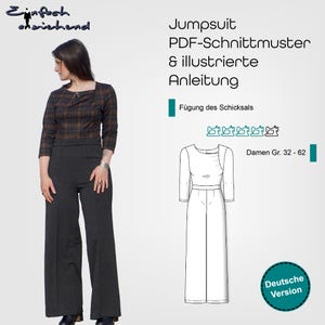 Könnte beinhalten: Ein digitales Schnittmuster für einen Jumpsuit mit quadratischem Ausschnitt und langen Ärmeln. Das Schnittmuster beinhaltet Anleitungen und ist in den Größen 32-62 erhältlich. Der Text auf dem Bild lautet "Jumpsuit PDF-Schnittmuster & illustrierte Anleitung Fügung des Schicksals Damen Gr. 32-62 Deutsche Version".