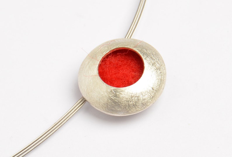 Silver pendant with felt lining (color interchangeable!) on a neck ring image 4