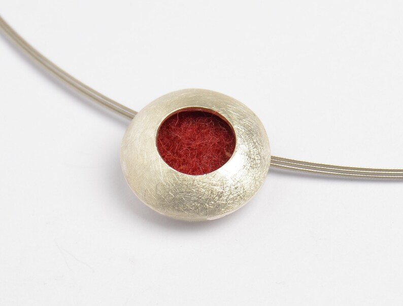 Silver pendant with felt lining (color interchangeable!) on a neck ring image 6