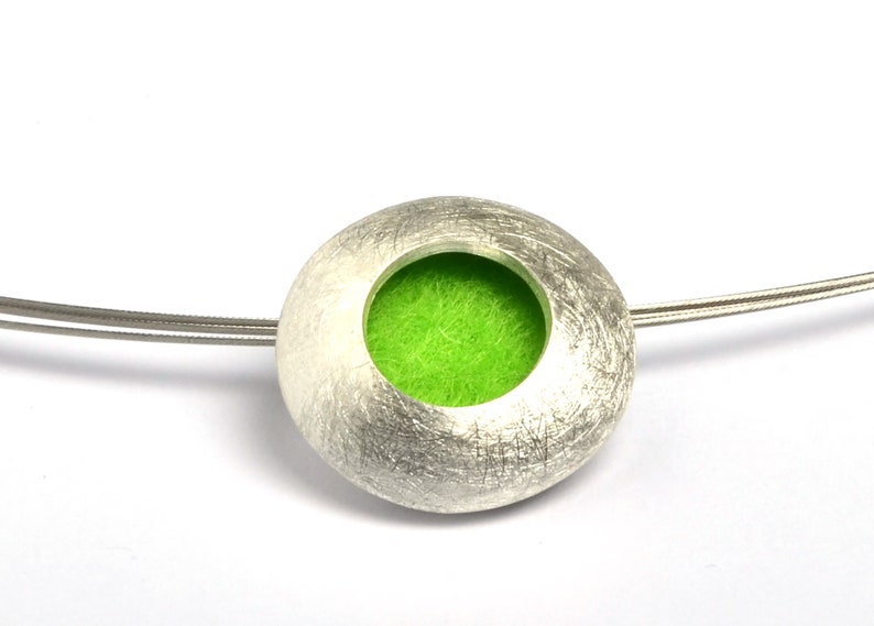 Silver pendant with felt lining (color interchangeable!) on a neck ring image 1