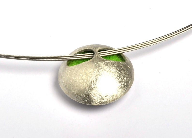 Silver pendant with felt lining (color interchangeable!) on a neck ring image 2