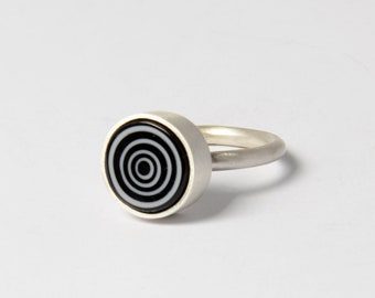 Millefiori ring black and white circles