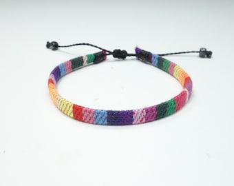 Handgemaakte surfersarmband. Pride-armband. LGBT-festivalsieraden. Homo-lesbische biseksuele bi-transgender. Boho etnische regenboogarmband.