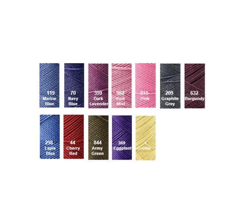 K&ouml;nnte beinhalten: Eine Farbkarte mit 10 verschiedenen Farben Stickgarn. Die Farben sind: Marineblau, Dunkelblau, Dunkelviolett, Rosa Nebel, Rosa, Graphitgrau, Burgunderrot, Lapislazuli Blau, Kirschrot, Armeegr&uuml;n, Aubergine und Creme.