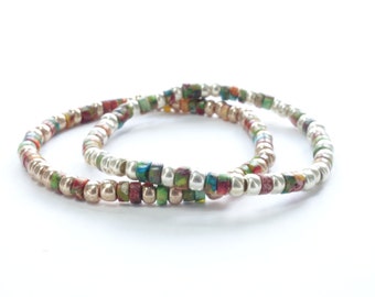 Bracelet perlé coloré de style boho avec des perles de verre Miyuki en argent ou en or. Bracelet extensible perlé en verre cadeau pour femmes. Cadeau pour ami