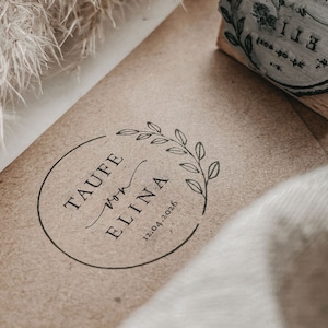 Stempel zur Taufe | personalisierter Holzstempel mit Namen und Blätterkranz 3cm 4cm 5cm | ideal als Siegel für Einladung und Gastgeschenk