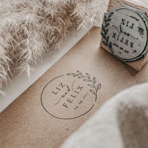 Personalisierter Stempel 3x3cm 4x4cm 5x5cm | Individueller Wunschtext mit Namen Datum | ideal zur Hochzeit für Einladungskarten Danksagungen