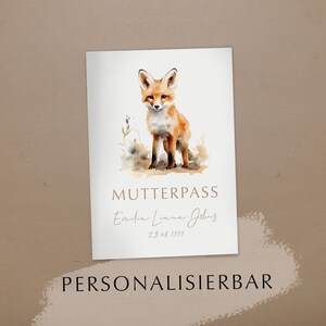 Könnte beinhalten: Eine Aquarell-Illustration eines Fuchses vor einem hellbraunen Hintergrund. Der Text "MUTTERPASS" befindet sich oben im Bild. Unter dem Fuchs steht der Text "Emilia Liana Johns 23.08.1999". Der Text "PERSONALISIERBAR" befindet sich unten im Bild.