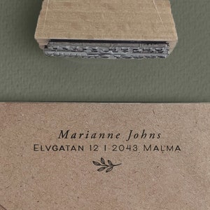 Adressstempel aus Holz | Personalisiert mit Wunschtext und Zweig 7x2 cm | Elegantes minimalistisches Design für Briefpost, Einladung, Karten