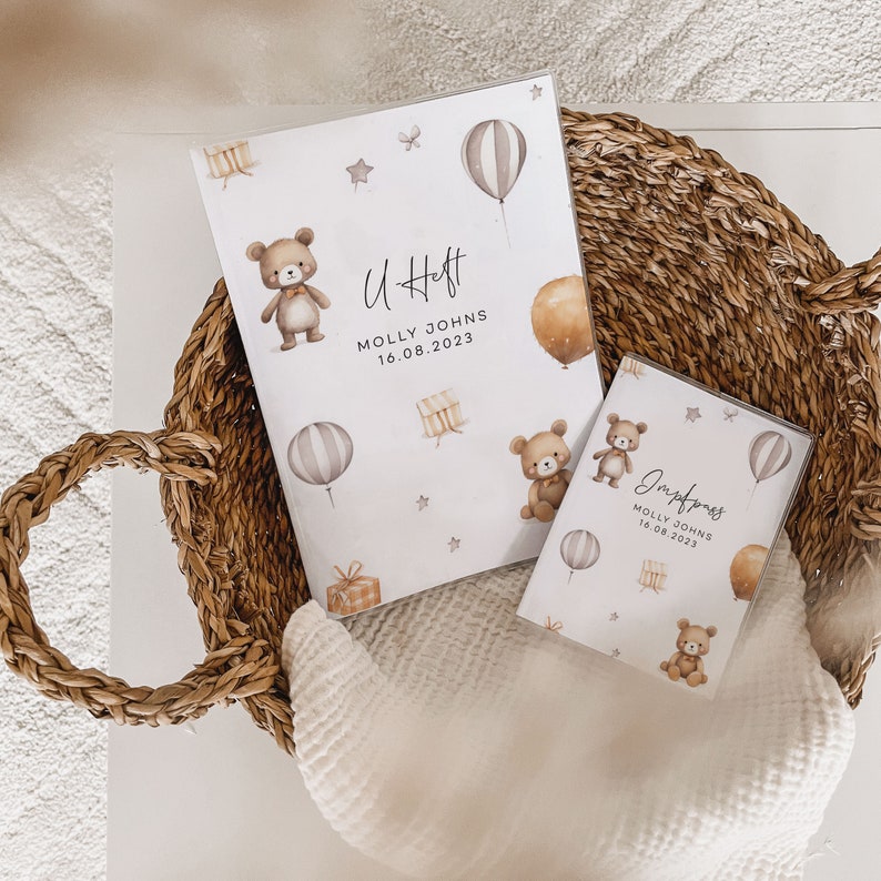 Personligt häfte med passfodral och babyjournal, Molly White | Individuellt skyddande fodral med björnar | Vacker presentidé för nyfödda bild 2