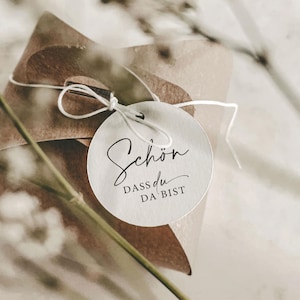 Gastgeschenk-Anhänger Schön dass du da bist | Rund D 4cm hochwertigem Naturkarton mit Lochung | ideal für Willkommensgeschenke zur Hochzeit