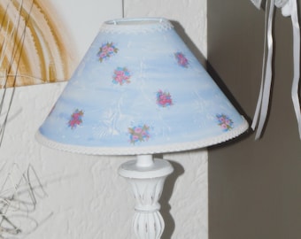 Tischlampe handbemalt hellblau mit kleinen Blumenmotiven
