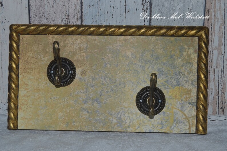Schlüsselbrett handgemacht aus Holz goldfarben mit Messing-Haken Bild 1