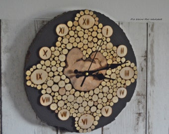 Horloge murale ronde en bois faite à la main à partir d'un motif de disque d'arbre avec de nombreux petits disques en bois