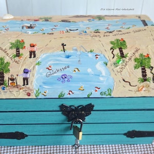 große Schatztruhe Piratenkiste Erinnerungskiste mit Schatzkarte türkis handbemalt mit Schloss und Schlüssel personalisierbar