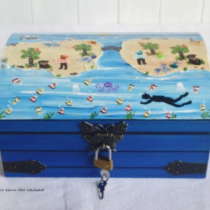 Schatztruhe Piratenkiste Erinnerungskiste blau handbemalt mit Schloss und Schlüssel personalisierbar