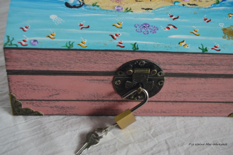 Schatzkiste Schatztruhe aus Holz für Mädchen handbemalt rosa mit Schloss und Schlüssel personalisierbar Bild 3