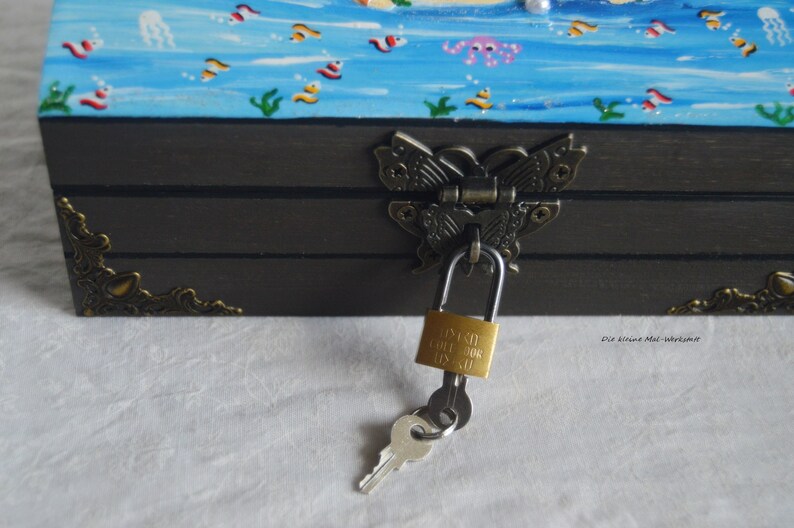 Schatzkiste Piratenkiste aus Holz braun mit Schloss und Schlüssel personalisierbar Bild 4