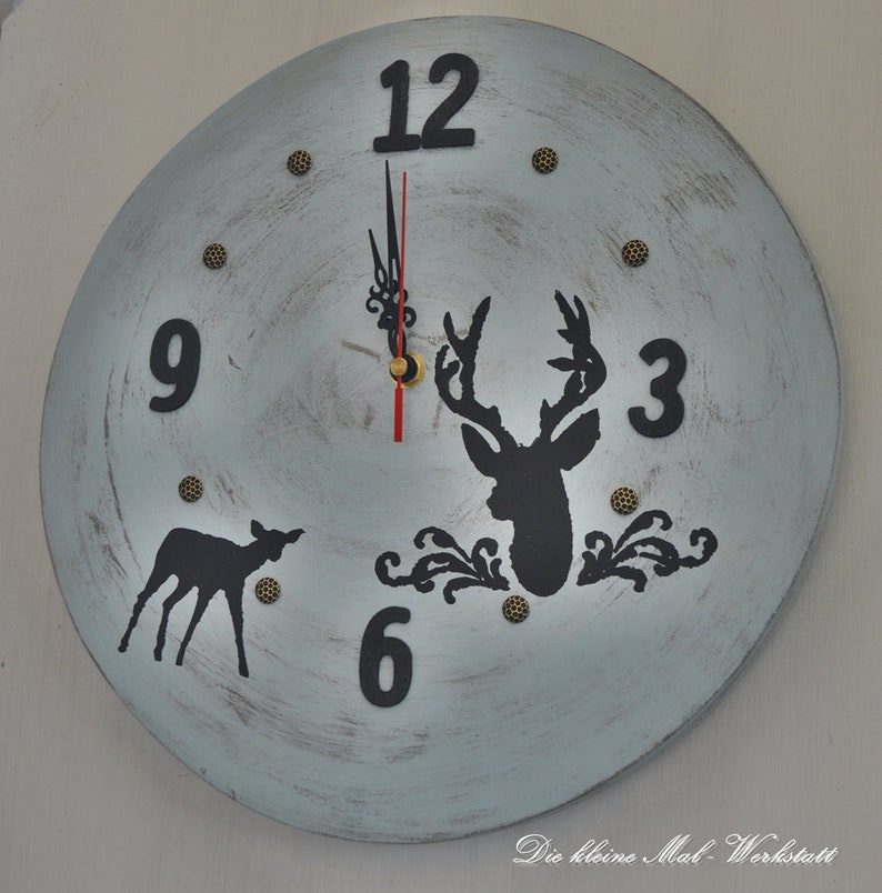 Wanduhr aus Holz mit Hirsch und Rehmotiven Bild 1