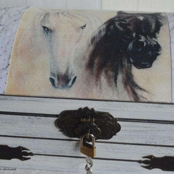 Schatztruhe Schatzkiste mit Pferdemotiv aus Holz weiß mit Schloss und Schlüssel personalisierbar