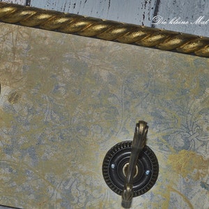 Schlüsselbrett handgemacht aus Holz goldfarben mit Messing-Haken Bild 2