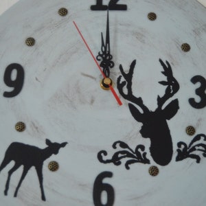 Wanduhr aus Holz mit Hirsch und Rehmotiven Bild 4