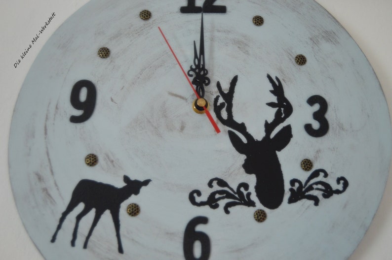 Wanduhr aus Holz mit Hirsch und Rehmotiven Bild 4