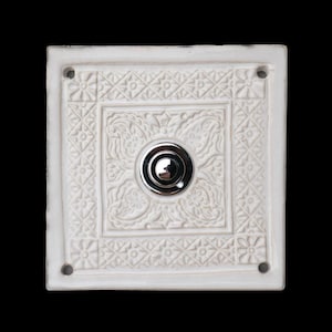 Elegante Keramik-Klingelplatte mit ornamentalem Relief – quadratisch, ca. 14 × 14 cm Maße? Siehe Beschreibung