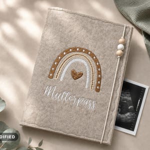 Funda personalizada para el libro de registro de maternidad hecha de fieltro con un arcoíris y tu nombre bordados: el regalo perfecto para el embarazo.