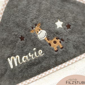 Personalisiertes Kapuzenhandtuch mit Name und Giraffe bestickt, in vielen Farben erhältlich. Das perfekte Babygeschenk zur Geburt oder Taufe.