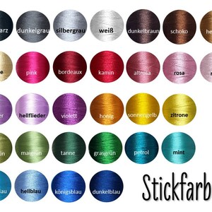 K&ouml;nnte beinhalten: Eine Karte mit 36 verschiedenen Stickgarnfarben mit deutschen Namen f&uuml;r jede Farbe. Die Farben sind in vier Reihen mit jeweils neun Farben angeordnet. Die Farben umfassen Schwarz, Wei&szlig;, Rot, Rosa, Blau, Gr&uuml;n, Gelb, Braun und Lila.