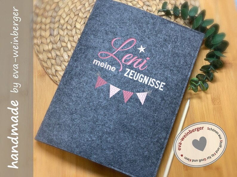 以下が含まれることがあります： グレーのフェルト製フォルダに、ピンクの刺繍で「meine ZEUGNISSE」と「Leni」と星が書かれています。フォルダはeva-weinbergerの手作りです。