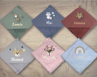 Könnte beinhalten: Sechs Kapuzenhandtücher in verschiedenen Farben mit gestickten Tiermotiven und Namen. Die Handtücher sind grün, blau, rot, grau, rosa und hellblau. Die Tiere sind eine Giraffe, ein Fuchs, ein Löwe, ein Bär, ein Reh und ein Regenbogen.