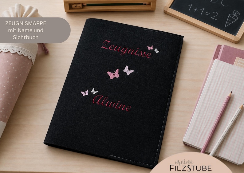 Personalisierte Zeugnismappe aus Filz bestickt mit Zeugnisse und Name sowie kleinen Schmetterlingen. Inklusive Sichtbuch mit 20 fest verschweißten Sichthüllen für 40 Dokumente. Dokumentenmappe mit Name - das perfekte Geschenk für Erstklässler zur Einschulung, Schulanfang