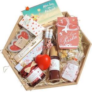 Wedding gift basket - gifts full of love & heart