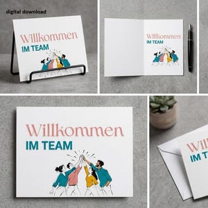 以下が含まれることがあります： ピンクとティールカラーでWillkommen IM TEAMと書かれた白いグリーティングカード。ハイタッチをする4人のイラストが描かれています。黒いスタンドに立てた状態や茶色の封筒と並べた状態など、様々な角度から撮影されています。