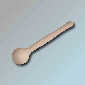 Könnte beinhalten: Ein Holzhonigschöpfer mit einem langen Stiel und einem abgerundeten, löffelartigen Ende.